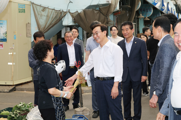 16일 전재수 부산시장이 사상구 부산새벽시장을 방문해 추석 전 물가 등을 점검했다. 부산시 제공