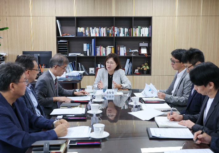 손화정 영종구청장이 류윤기 iH 사장과 대화하고 있다. 영종구 제공