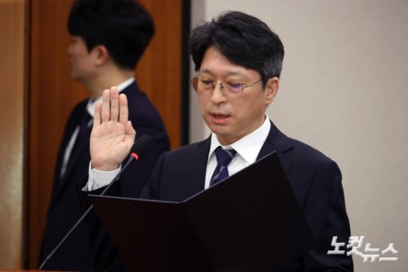 홍지선 국토교통부 장관 후보자가 16일 서울 여의도 국회에서 열린 국토교통위원회 인사청문회에서 선서를 하고 있다.