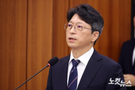 홍지선 국토교통부 장관 후보자가 16일 서울 여의도 국회에서 열린 국토교통위원회 인사청문회에서 모두발언을 하고 있다.