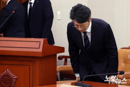 홍지선 국토교통부 장관 후보자가 16일 서울 여의도 국회에서 열린 국토교통위원회 인사청문회에서 인사를 하고 있다.