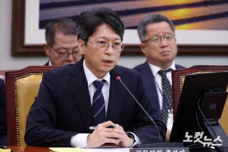 홍지선 국토교통부 장관 후보자가 16일 서울 여의도 국회에서 열린 국토교통위원회 인사청문회에서 의원 질의에 답변을 하고 있다.