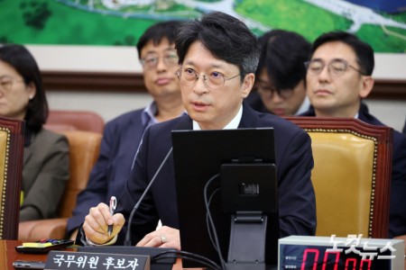 홍지선 국토교통부 장관 후보자가 16일 서울 여의도 국회에서 열린 국토교통위원회 인사청문회에서 의원 질의에 답변을 하고 있다.