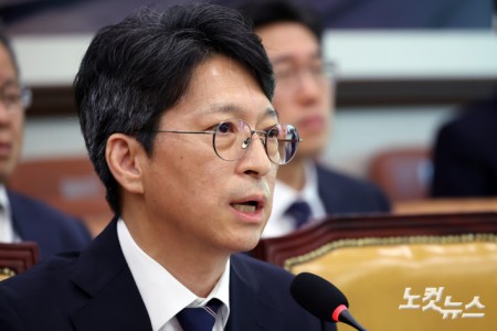 홍지선 국토교통부 장관 후보자가 16일 서울 여의도 국회에서 열린 국토교통위원회 인사청문회에서 의원 질의에 답변을 하고 있다.