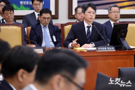 홍지선 국토교통부 장관 후보자가 16일 서울 여의도 국회에서 열린 국토교통위원회 인사청문회에서 의원 질의에 답변을 하고 있다.