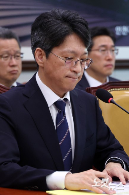 홍지선 국토교통부 장관 후보자가 16일 서울 여의도 국회에서 열린 국토교통위원회 인사청문회에서 의원 질의를 받고 있다.