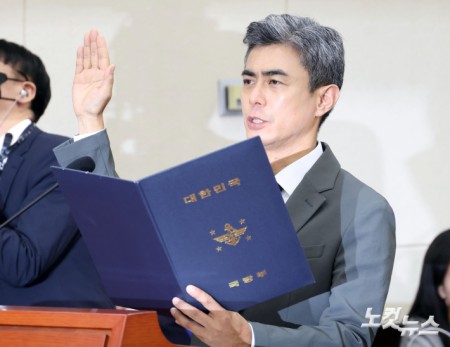 선서하는 강신철 국방장관 후보자