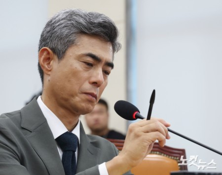 마이크 잡은 강신철 후보자