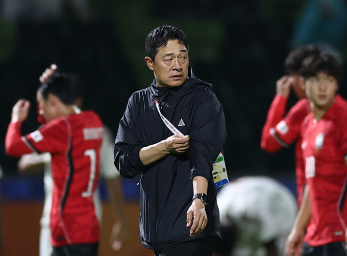 15일 일본 나고야 미즈호 공원 럭비경기장에서 열린 2026 아이치·나고야 아시안게임 남자 축구 D조 1차전 대한민국 대 카타르의 경기에서 4-1로 승리한 한국 이민성 감독이 필드를 걷고 있다. 연합뉴스
