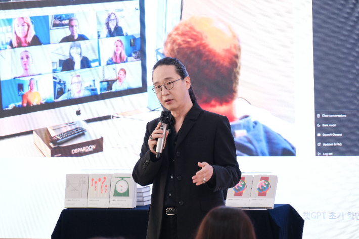 송길영 작가가 16일 서울 종로구 광화문 필원에서 열린 신간 '시대예보: 수고인류의 시간' 출간 기자간담회에서 책 관련 질문에 답하고 있다. 교보문고 제공