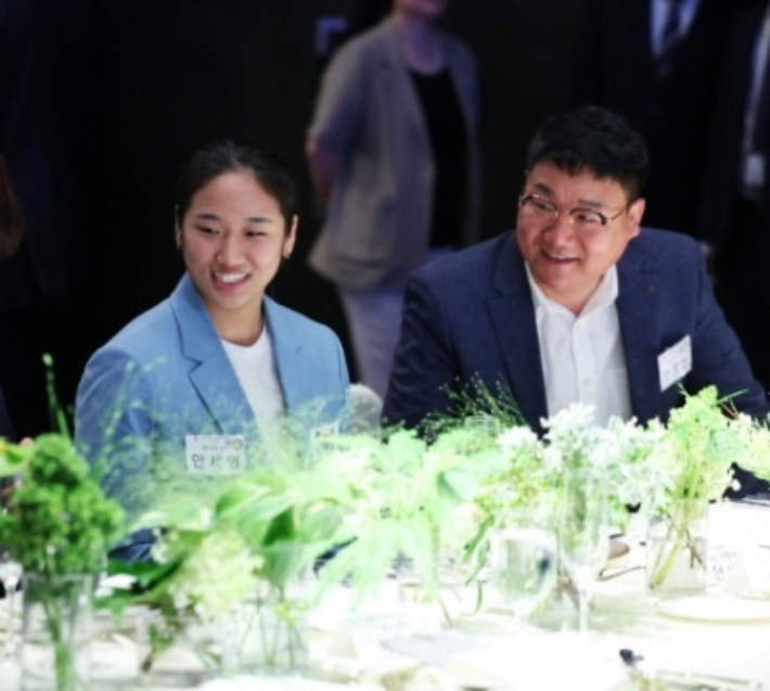 안세영(사진 왼쪽)과 그의 아버지 안정현씨. 연합뉴스
