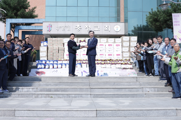원주충정교회(담임목사:최규명)가 무실동·명륜2동 행정복지센터에 사랑나눔 생필품을 전달했다. 원주충정교회