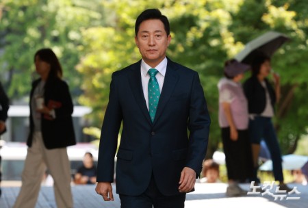 오세훈 서울시장이 16일 서울 서초구 서울고등법원에서 열린 명태균 여론조사 의혹 사건 2심 속행 공판에 출석하고 있다.
