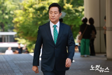 오세훈 서울시장이 16일 서울 서초구 서울고등법원에서 열린 명태균 여론조사 의혹 사건 2심 속행 공판에 출석하고 있다.