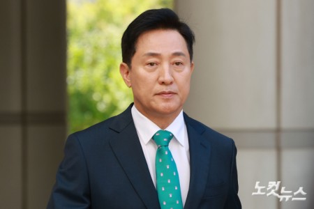 오세훈 서울시장이 16일 서울 서초구 서울고등법원에서 열린 명태균 여론조사 의혹 사건 2심 속행 공판에 출석하고 있다.