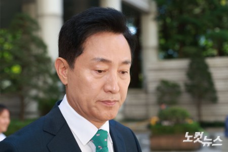 오세훈 서울시장이 16일 서울 서초구 서울고등법원에서 열린 명태균 여론조사 의혹 사건 2심 속행 공판에 출석하고 있다.