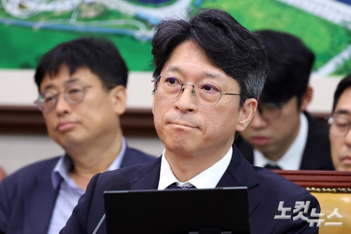 홍지선 국토교통부 장관 후보자가 16일 서울 여의도 국회에서 열린 국토교통위원회 인사청문회에서 의원 질의를 받고 있다. 윤창원 기자
