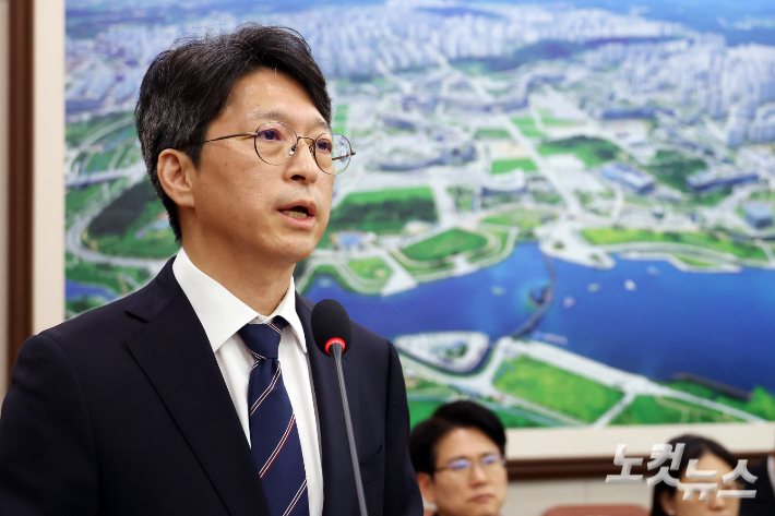 홍지선 국토교통부 장관 후보자가 16일 서울 여의도 국회에서 열린 국토교통위원회 인사청문회에서 모두발언을 하고 있다. 윤창원 기자