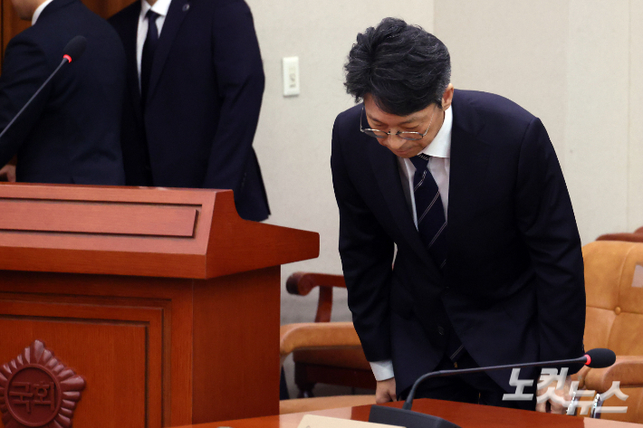홍지선 국토교통부 장관 후보자가 16일 서울 여의도 국회에서 열린 국토교통위원회 인사청문회에서 인사를 하고 있다. 윤창원 기자