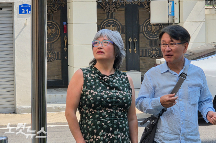 자신이 머물렀던 대전 벧엘원을 바라보는 브랜디(왼쪽)씨. 박우경 기자