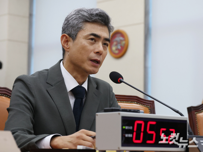 강신철 국방부 장관 후보자가 16일 국회 국방위원회에서 열린 인사청문회에 출석해 질의에 답하고 있다. 황진환 기자