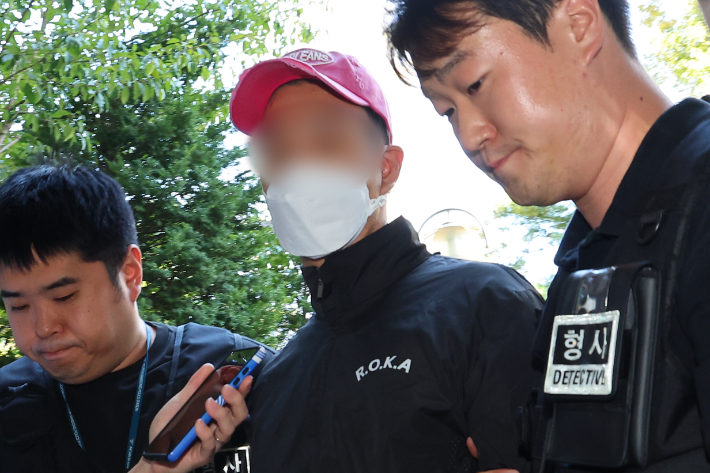 대형마트에 입점한 귀금속 매장에서 5억원대 금품을 훔친 20대 A씨가 16일 인천 미추홀구 인천지방법원에서 열린 구속 전 피의자 심문(영장실질심사)에 출석하고 있다. 연합뉴스