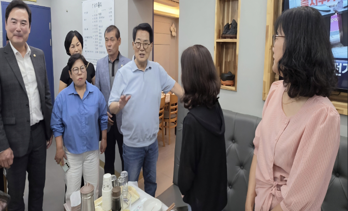 박지원 불금민생단 단장 모습. 민주당 제공