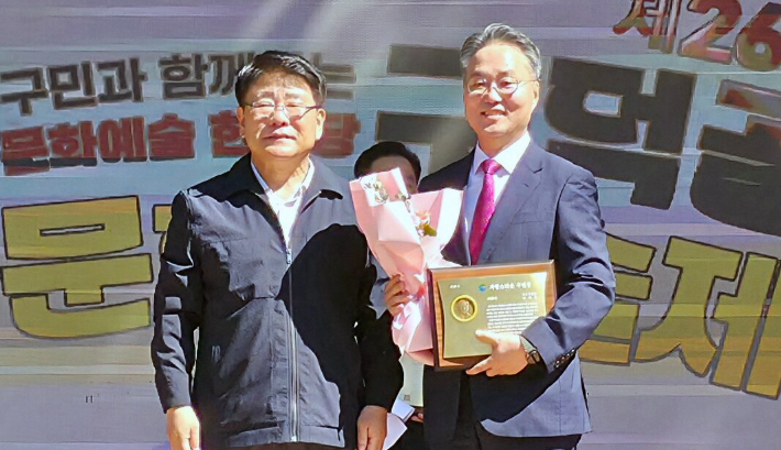 지난 12일, 항서교회 나재천 목사(오른쪽)가 '자랑스러운 구민상'을 수상했다. 항서교회 제공