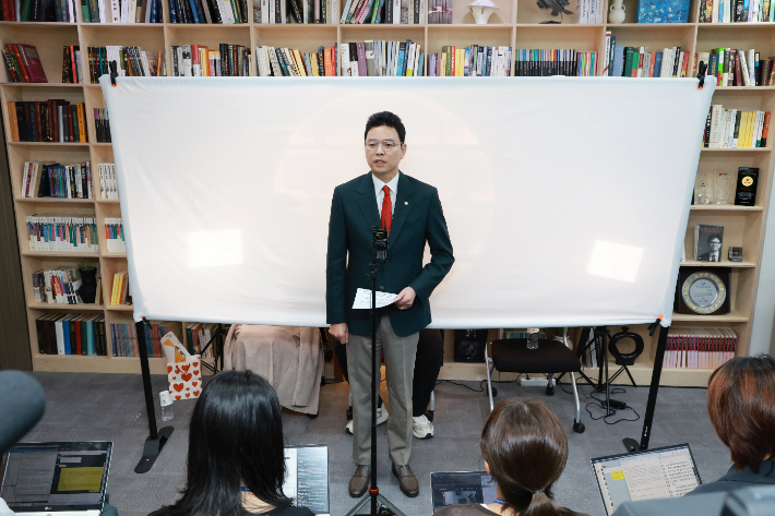 국민의힘 박정훈 의원이 11일 국회 의원회관 본인의 사무실에서 김승원 법무부 장관 후보자 '신약 임상실험 승인 청탁 의혹' 관련 제넨셀·세종메디칼 주가조작 피해자 기자회견을 열고 발언하고 있다. 연합뉴스