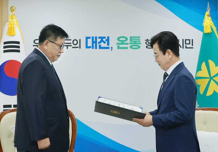 안중기 신임 정무수석보좌관(사진 왼쪽)과 허태정 대전시장. 대전시 제공