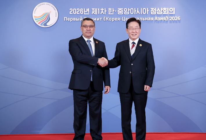 이재명 대통령이 16일 서울 한 호텔에서 열린 2026년 제1차 한·중앙아시아 정상회의에 참석한 사디르 자파로프 키르기스스탄 대통령을 맞이하고 있다. 연합뉴스