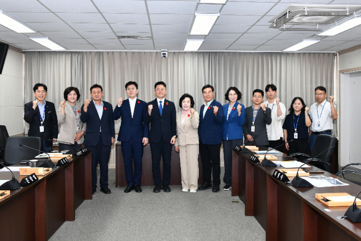 여수시의회 여수·순천 10·19사건 평화도시 조성 특별위원회 1차 간담회 참석자들이 기념촬영을 하고 있다. 여수시의회 제공