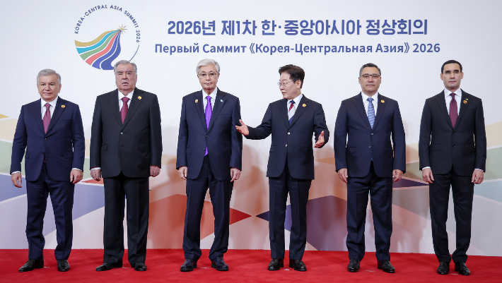 이재명 대통령이 16일 서울 한 호텔에서 열린 2026년 제1차 한·중앙아시아 정상회의에 참석한 각국 정상들과 기념촬영을 하고 있다. 연합뉴스