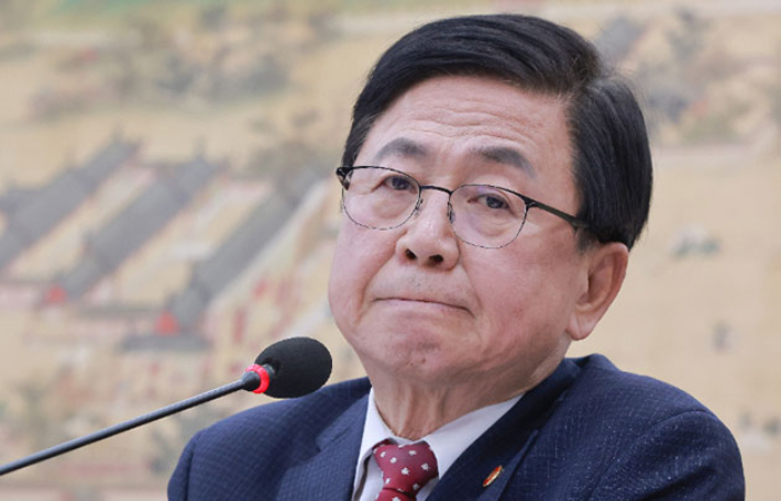 최교진 교육부 장관이 16일 국회 교육위원회 전체회의에서 2027학년도 대입 수시 원서접수 '먹통' 사태와 관련해 회의 전 보고가 미흡했음을 지적하는 국민의힘 소속 김희정 위원장 발언을 듣고 있다. 연합뉴스