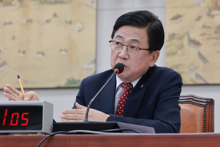 최교진 교육부 장관이 16일 국회 교육위원회 전체회의에서 2027학년도 대입 수시 원서접수 '먹통' 사태 관련 교육위원 질의에 답하고 있다. 연합뉴스