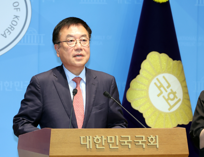 국민의힘 서범수 의원이 16일 국회 소통관에서 '돌려차기 실언' 논란으로 내려진 당 중앙윤리위원회의 '당원권 정지' 징계에 대한 재심 청구를 철회하고, 법원에 효력정지 가처분 신청을 한 이유와 향후 계획 등을 밝히고 있다. 연합뉴스