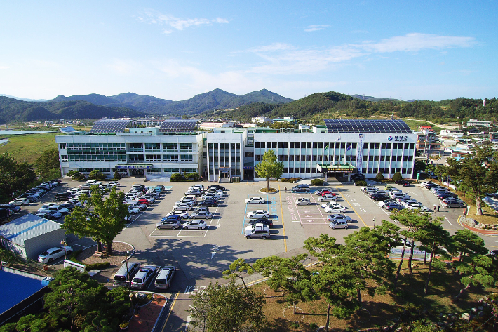 영덕군청사. 영덕군 제공