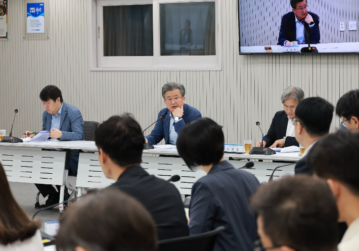 정용래 유성구청장이 최근 열린 확대간부회의에서 조직개편 방향을 설명하고 있다. 유성구 제공