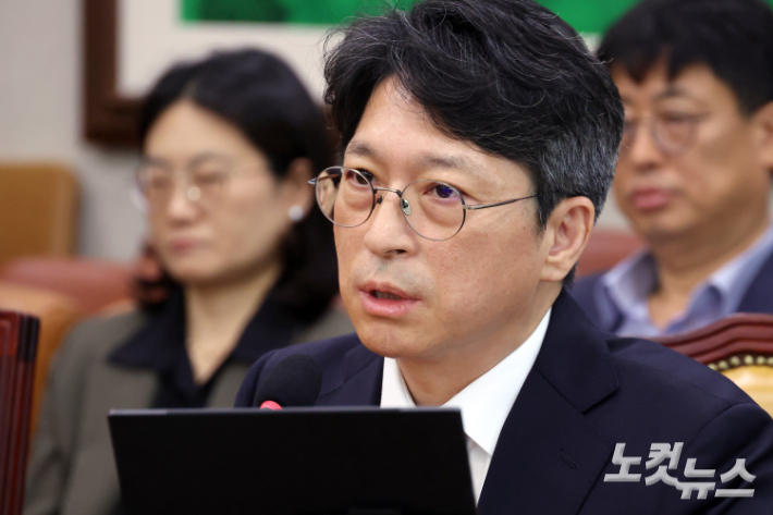 홍지선 국토교통부 장관 후보자가 16일 서울 여의도 국회에서 열린 국토교통위원회 인사청문회에서 의원 질의에 답변을 하고 있다. 윤창원 기자