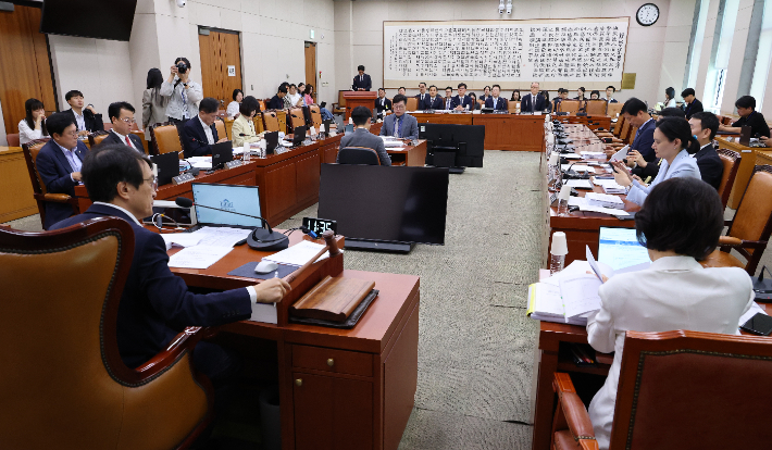 국회 법제사법위원회 법안심사제1소위원장인 더불어민주당 김의겸 의원이 16일 국회에서 법안소위를 개회하고 있다. 연합뉴스