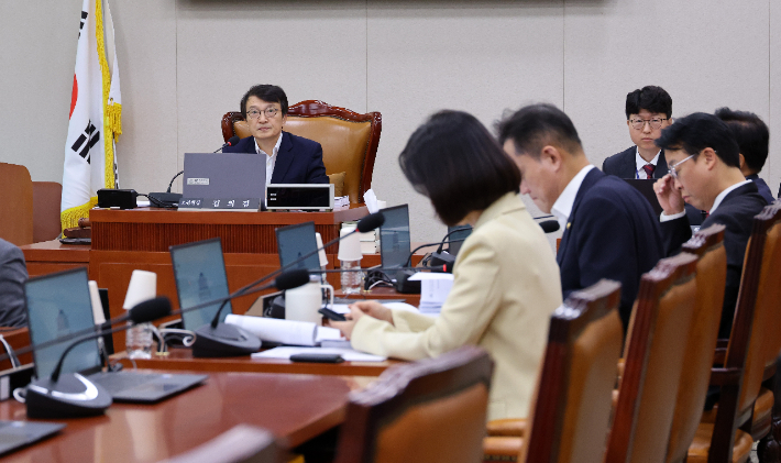 국회 법제사법위원회 법안심사제1소위원장인 더불어민주당 김의겸 의원이 16일 국회에서 법안소위를 개회한 뒤 안건을 설명하고 있다. 연합뉴스