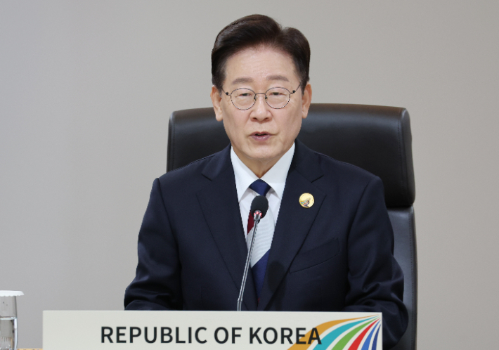 이재명 대통령이 16일 서울의 한 호텔에서 열린 2026년 제1차 한·중앙아시아 정상회의에서 개회사를 하고 있다. 연합뉴스
