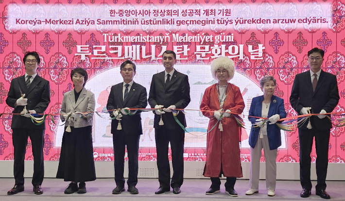 16일 국립아시아문화전당(ACC)에서 열린 '투르크메니스탄 문화의 날' 개회식에서 안도걸 국회의원(왼쪽 세 번째)과 구르반무라트 시흐므라디요비치 미라달리예프 투르크메니스탄 문화부 장관(왼쪽 네 번째) 등이 테이프 커팅을 하고 있다. 안 의원실 제공