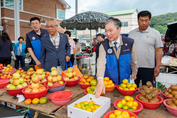 권원택 월성본부장이 문무대왕면 전통시장에서 장보기 행사를 갖고 있다. 월성본부 제공