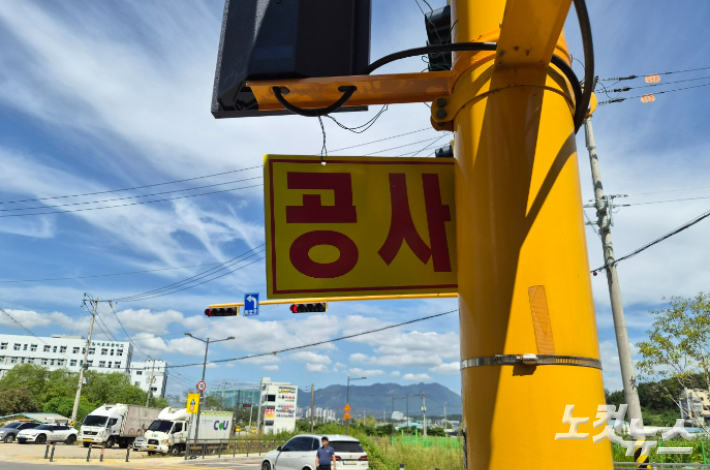 최근 전남광주 북구 용두동 참미르초 인근 통학로 사고 지점에서 관계기관이 교통안전시설 개선을 위한 현장 점검과 공사를 진행하고 있다. 이 일대는 사고 전부터 안전시설 미흡 문제가 제기돼 왔고 사고 이후 과속방지턱과 횡단보도 등 시설 개선이 뒤늦게 추진되고 있다. 정유철 기자