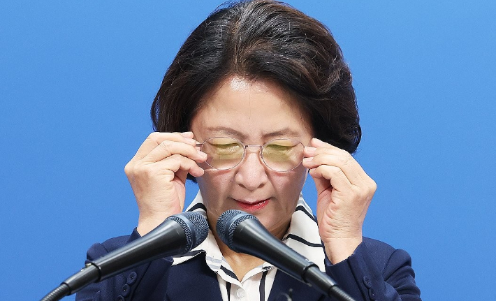 추미애 경기도지사가 5일 경기도 수원시 경기도청에서 열린 '경기도 재정 비상 상황' 선언 기자회견에서 안경을 쓰고 있다. 연합뉴스