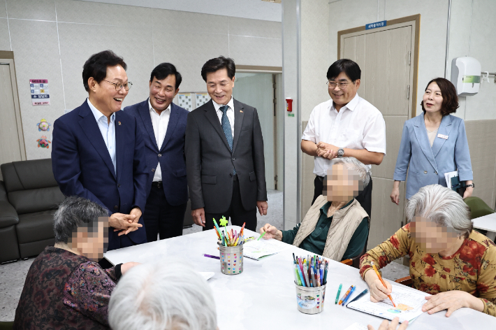 박완수 지사 밀양시립노인요양원 방문. 경남도청 제공 