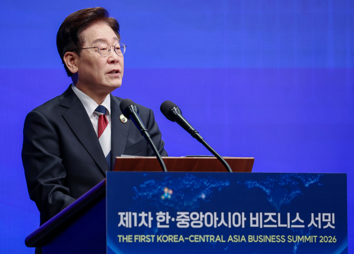 이재명 대통령이 16일 서울의 한 호텔에서 열린 제1회 한·중앙아시아 비즈니스 서밋에서 연설하고 있다. 연합뉴스