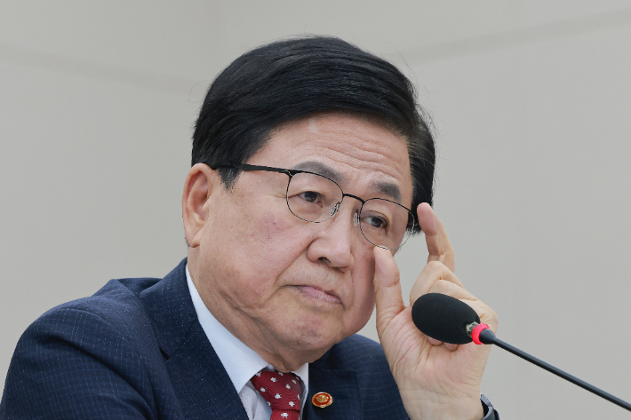 최교진 교육부 장관이 16일 국회 교육위원회 전체회의에서 2027학년도 대입 수시 원서접수 '먹통' 사태 관련 교육위원 질의를 듣고 있다. 연합뉴스