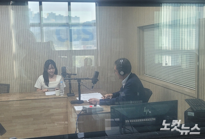 왼쪽부터 김민정 과장, 김종현 앵커. 이은영 PD